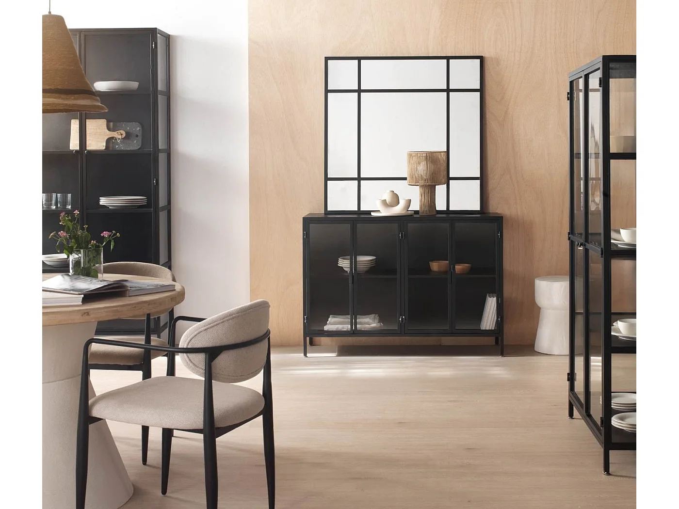 Specchio quadrato 130x130 con struttura in metallo nero