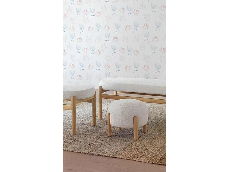 Puf tapizado en boucle blanco con estructura y patas en madera pino natural