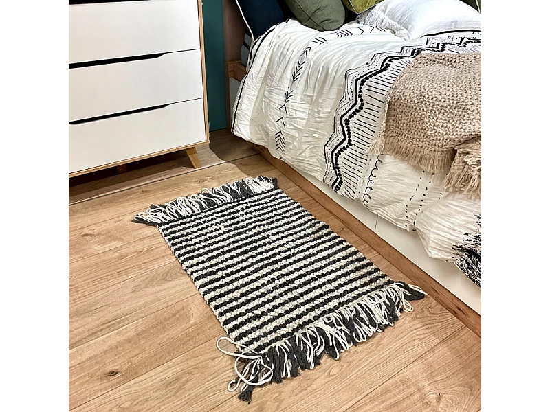 Tapis 60 x 80 cm en texturé gris foncé et blanc avec franges – SOHO
