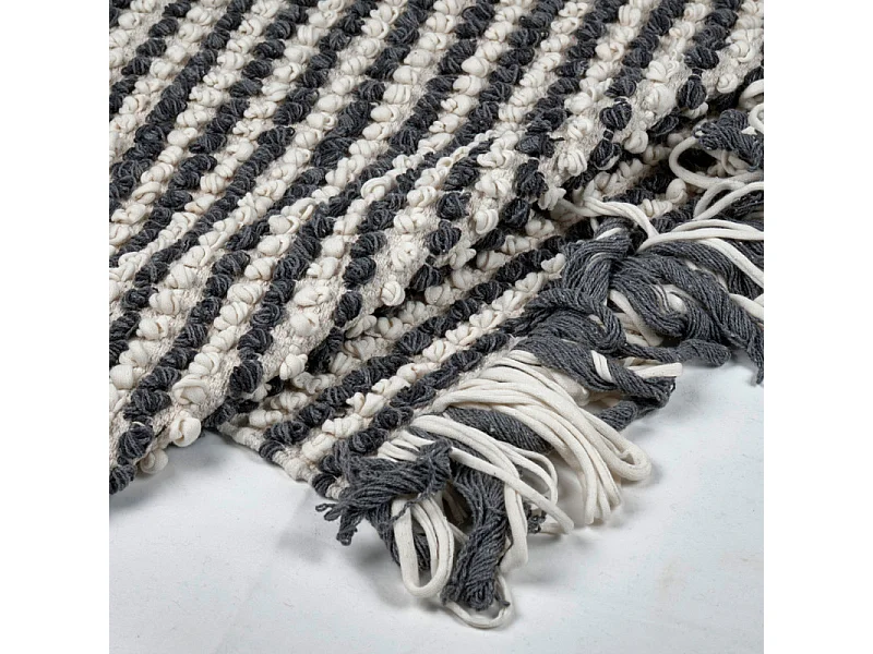 Tapis 60 x 80 cm en texturé gris foncé et blanc avec franges – SOHO