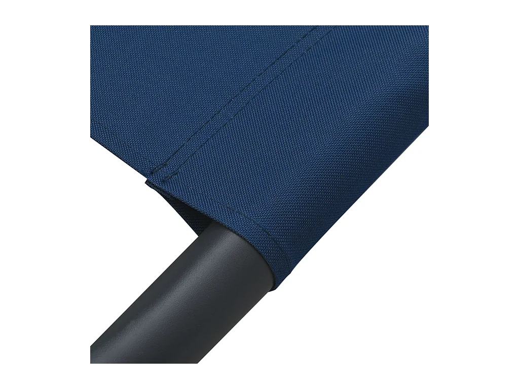 Buitenligbed met baldakijn en blauwe kussens