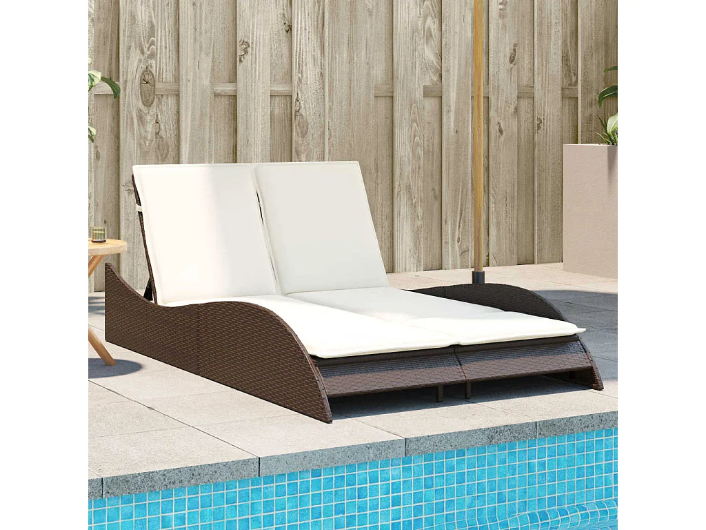 Poltrona lounge con cuscini marroni 114x205x73 cm in resina intrecciata