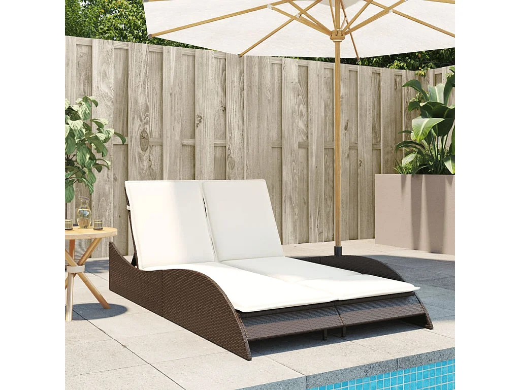 Poltrona lounge con cuscini marroni 114x205x73 cm in resina intrecciata