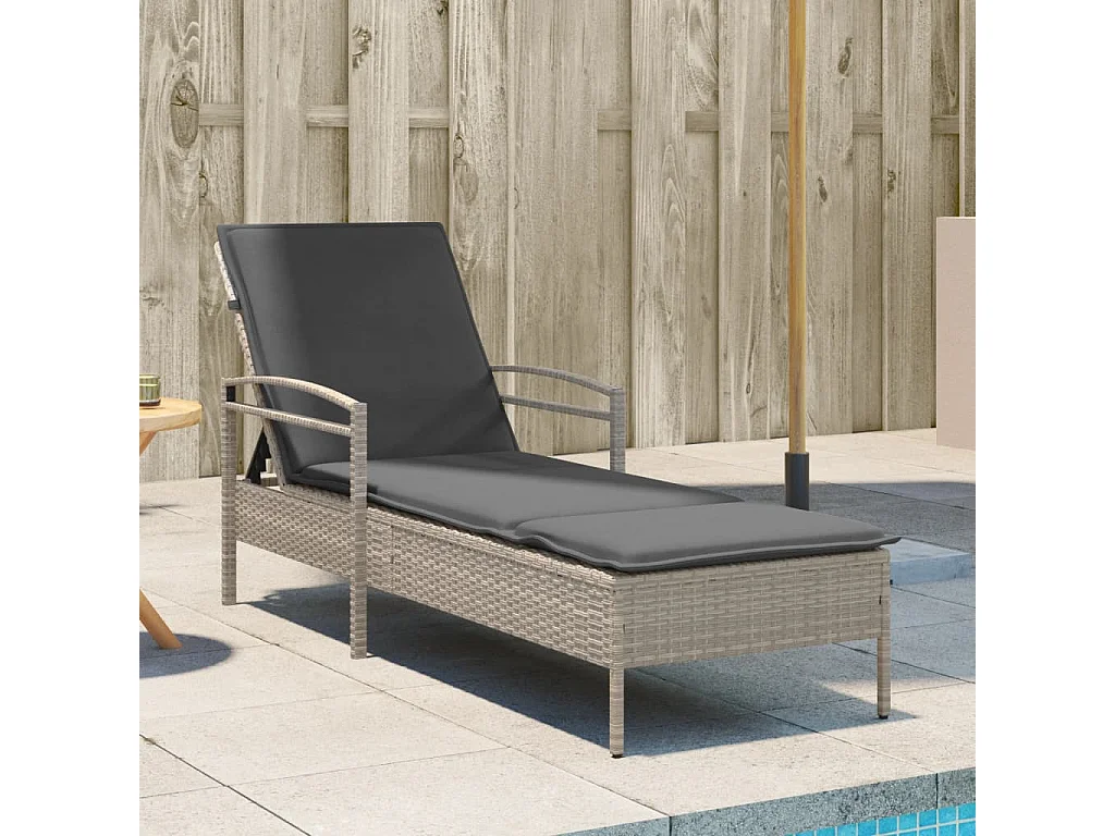 Chaise longue et coussin gris clair 63x200x81 cm résine tressée