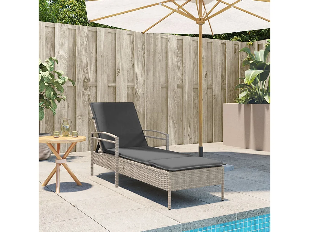 Chaise longue et coussin gris clair 63x200x81 cm résine tressée