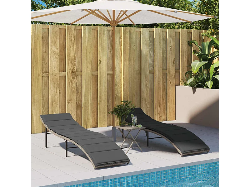 Set di 2 sedie a sdraio e cuscini in resina intrecciata grigio chiaro