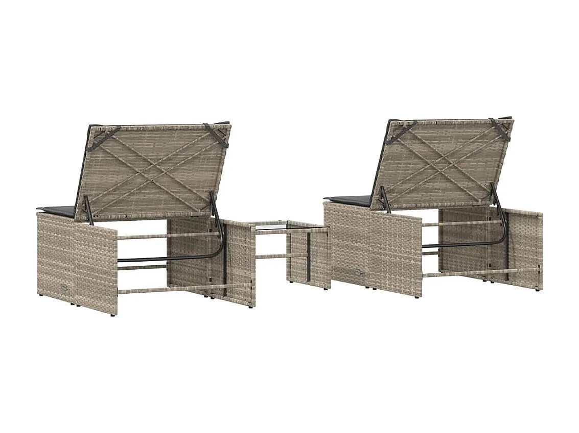 Juego de 2 tumbonas con mesa de resina tejida en gris claro.
