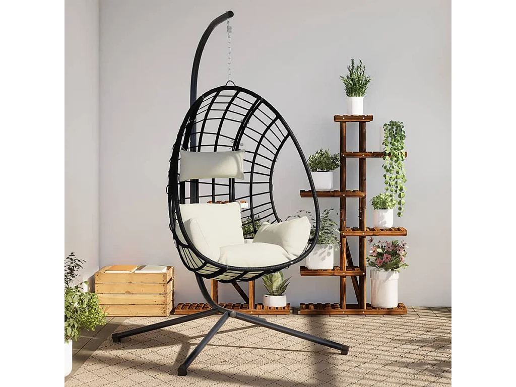 Eivormige hangstoel en beige rotan en stalen steun