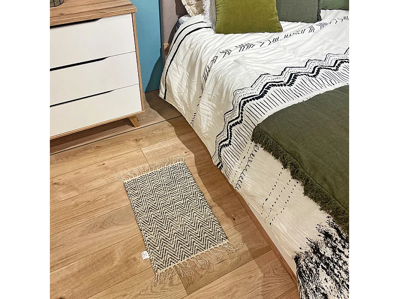 Tapis 40 x 60 cm en coton brodé de motifs chevrons gris clair – GLOW