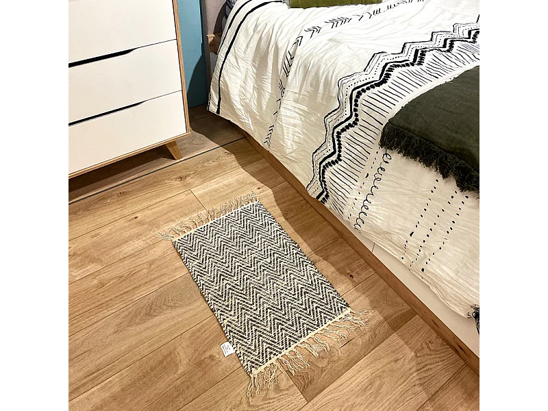 Tapis 40 x 60 cm en coton brodé de motifs chevrons gris clair – GLOW