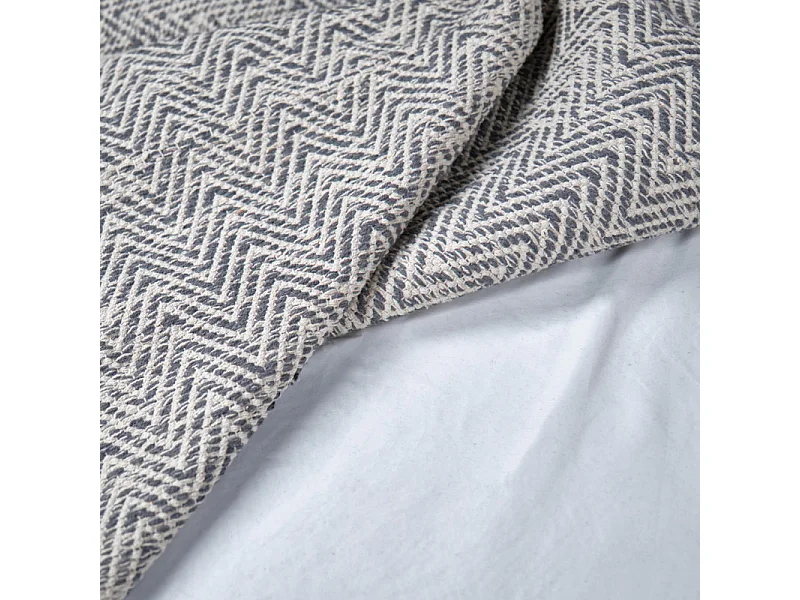 Tapis 140 x 200 cm en coton brodé de motifs chevrons gris clair – GLOW