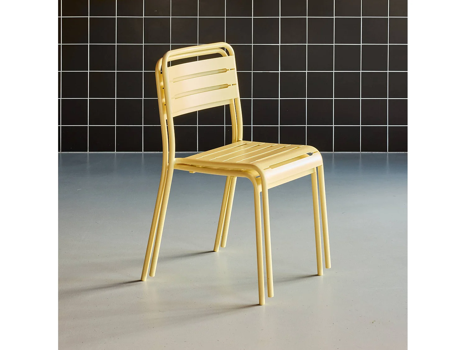 Lot de 2 chaises de jardin acier. 2 places. jaune. Amelia. L44 x P52 x H79cm