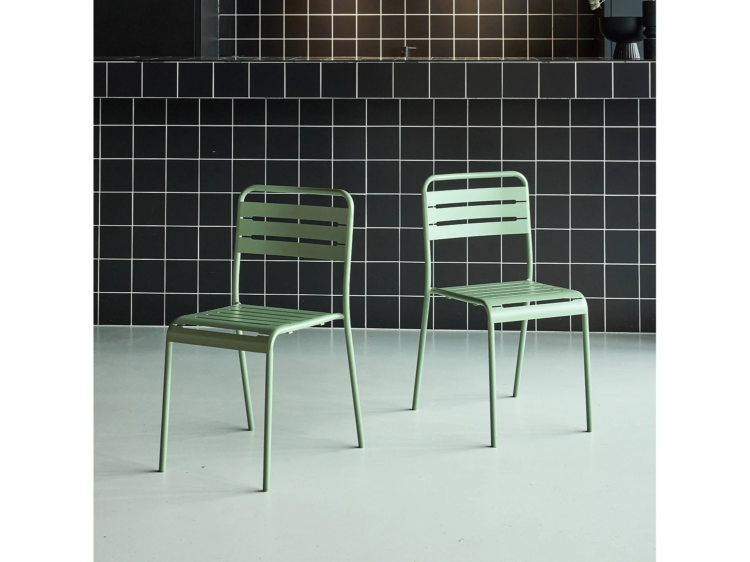 Lot de 2 chaises de jardin acier. 2 places. vert. Amelia. L44 x P52 x H79cm