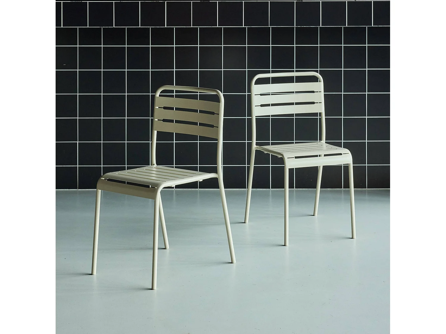 Lot de 2 chaises de jardin acier. 2 places. beige. Amelia. L44 x P52 x H79cm