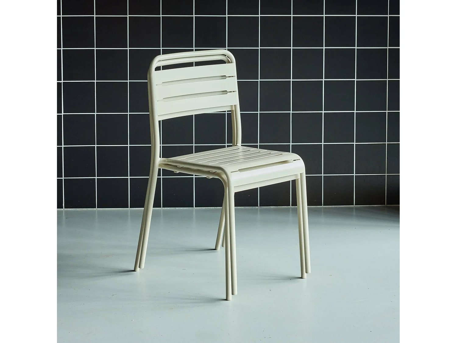 Lot de 2 chaises de jardin acier. 2 places. beige. Amelia. L44 x P52 x H79cm