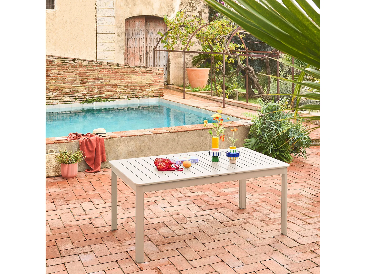 Table de jardin beige SEATTLE extensible aluminium. 8 places. 173 / 236.5 x 100 x 75 cm