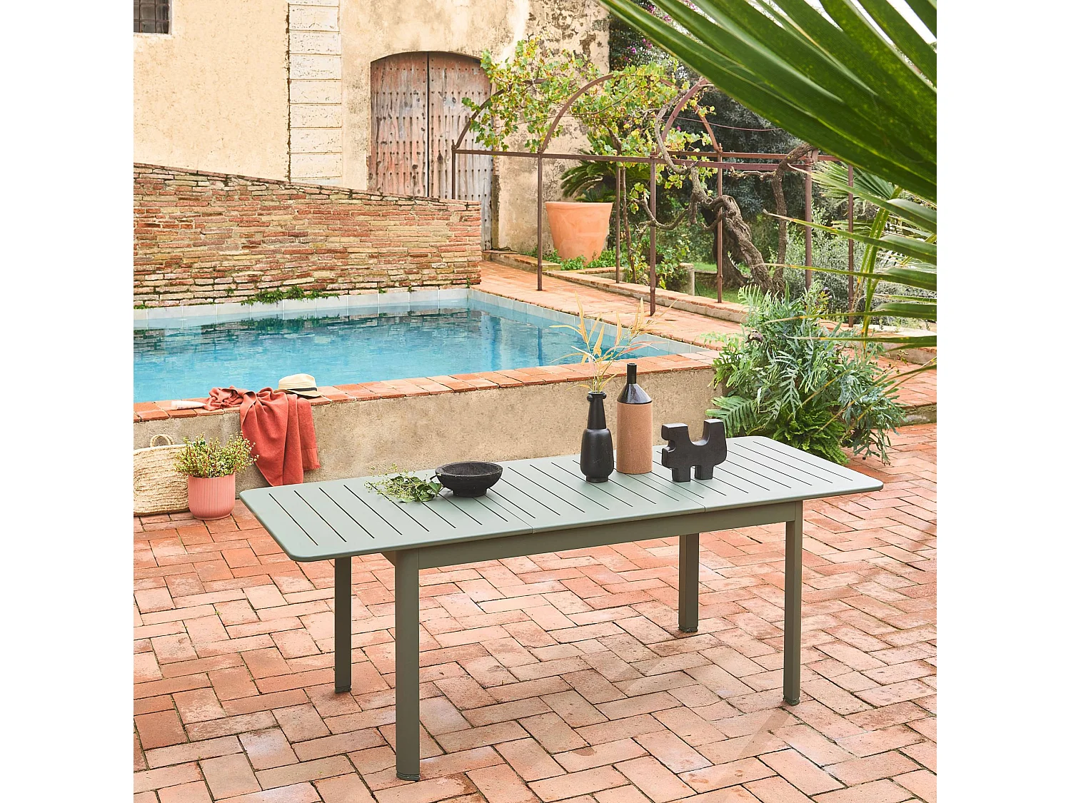 Table de jardin kaki SEATTLE extensible aluminium. 6 places. 155 / 218.5 x 89 x 75 cm