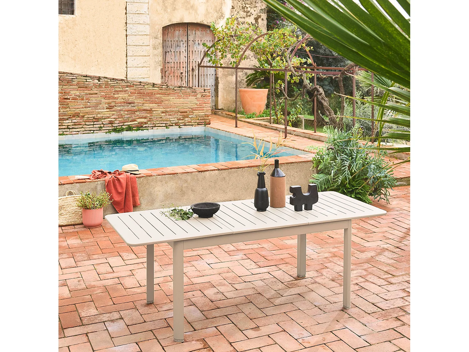 Table de jardin beige SEATTLE extensible aluminium. 6 places. 155 / 218.5 x 89 x 75 cm
