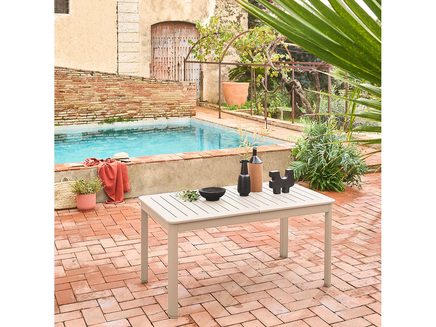 Table de jardin beige SEATTLE extensible aluminium. 6 places. 155 / 218.5 x 89 x 75 cm