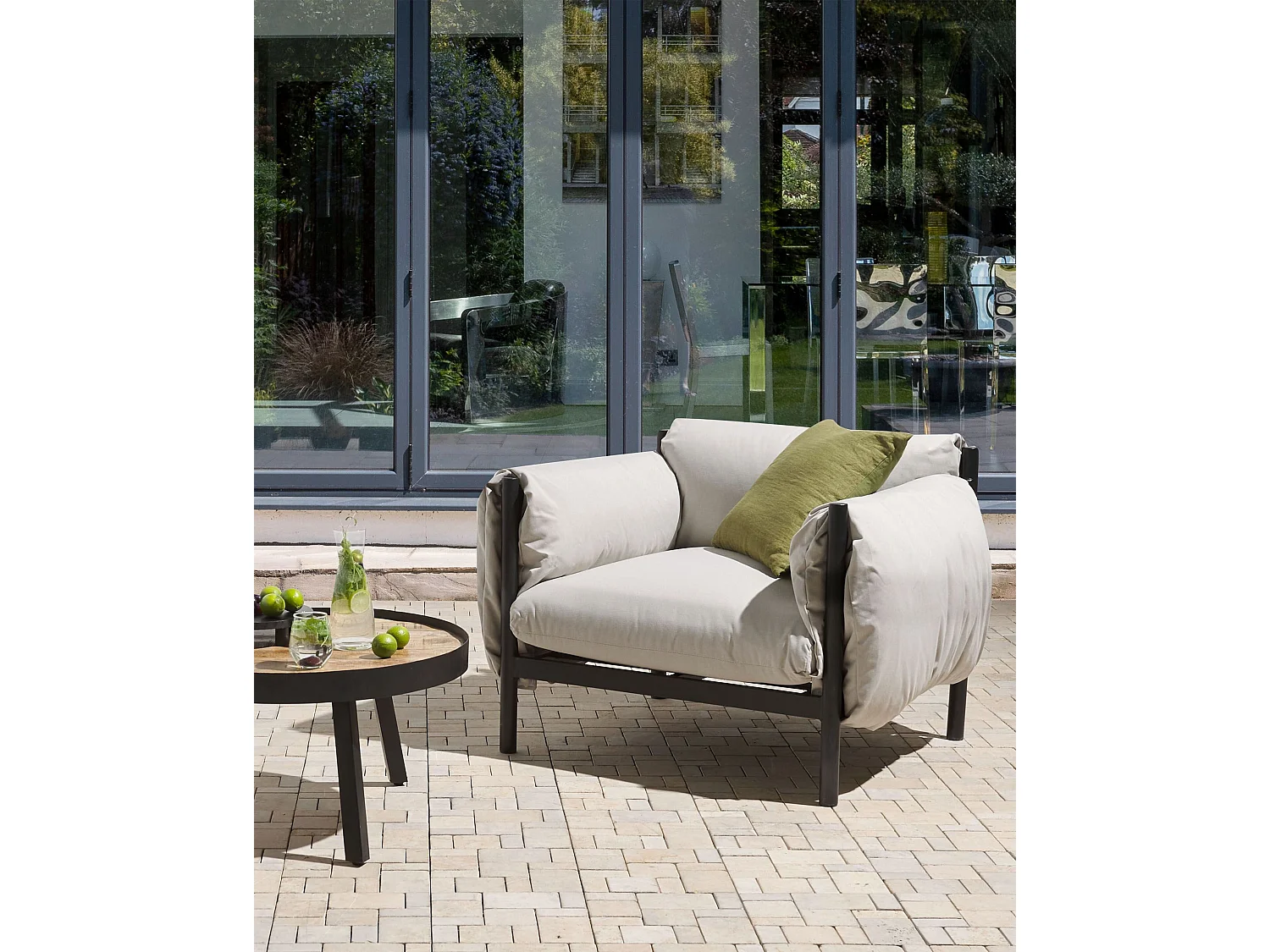 Gartensessel mit niedriger Lehne Aluminium schwarz mit Polsterung grau Esperia