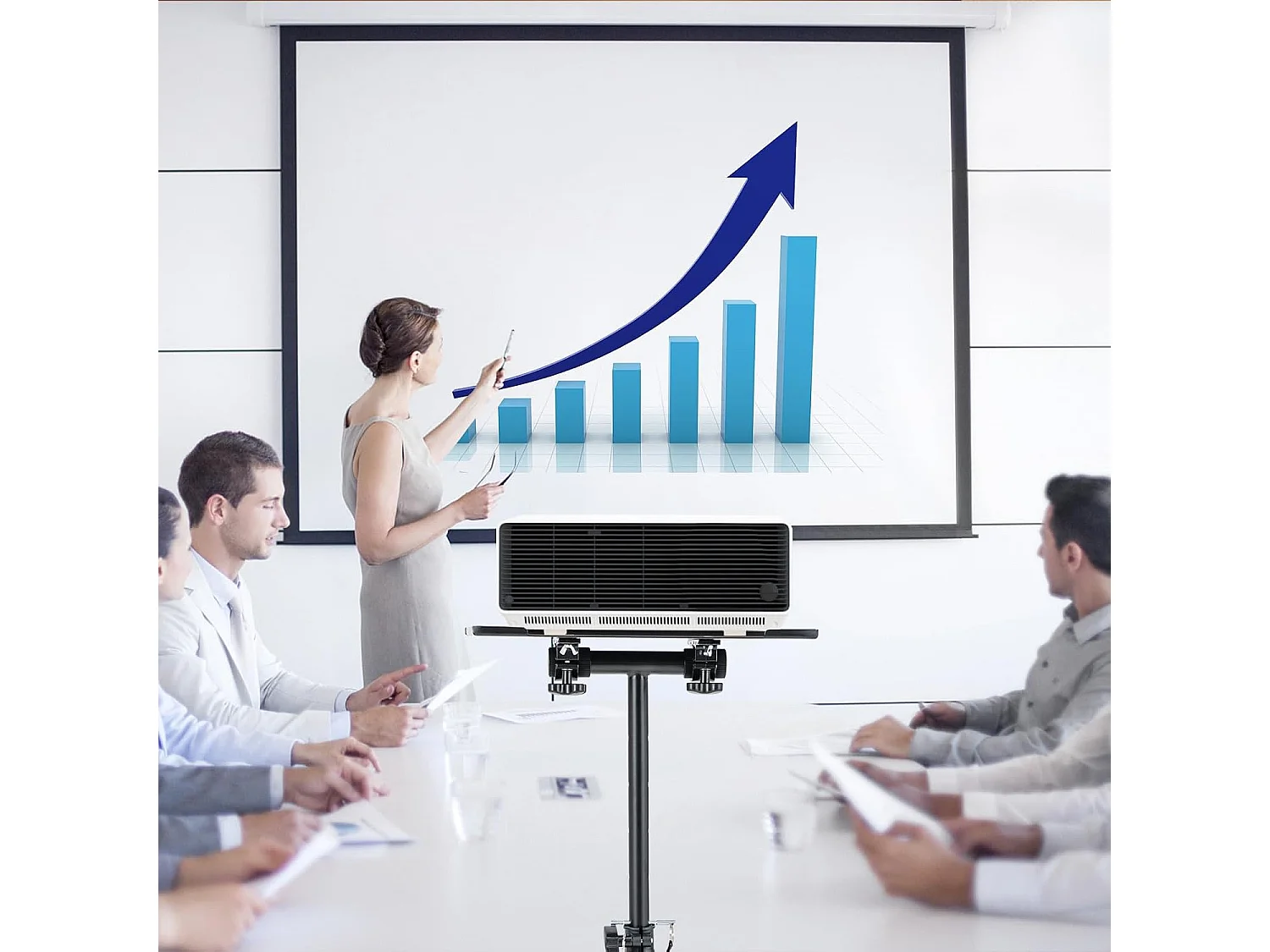 Trépied pour projecteur à hauteur réglable 70-118,5cm, Support Videoprojecteur avec Plateau Inclinable