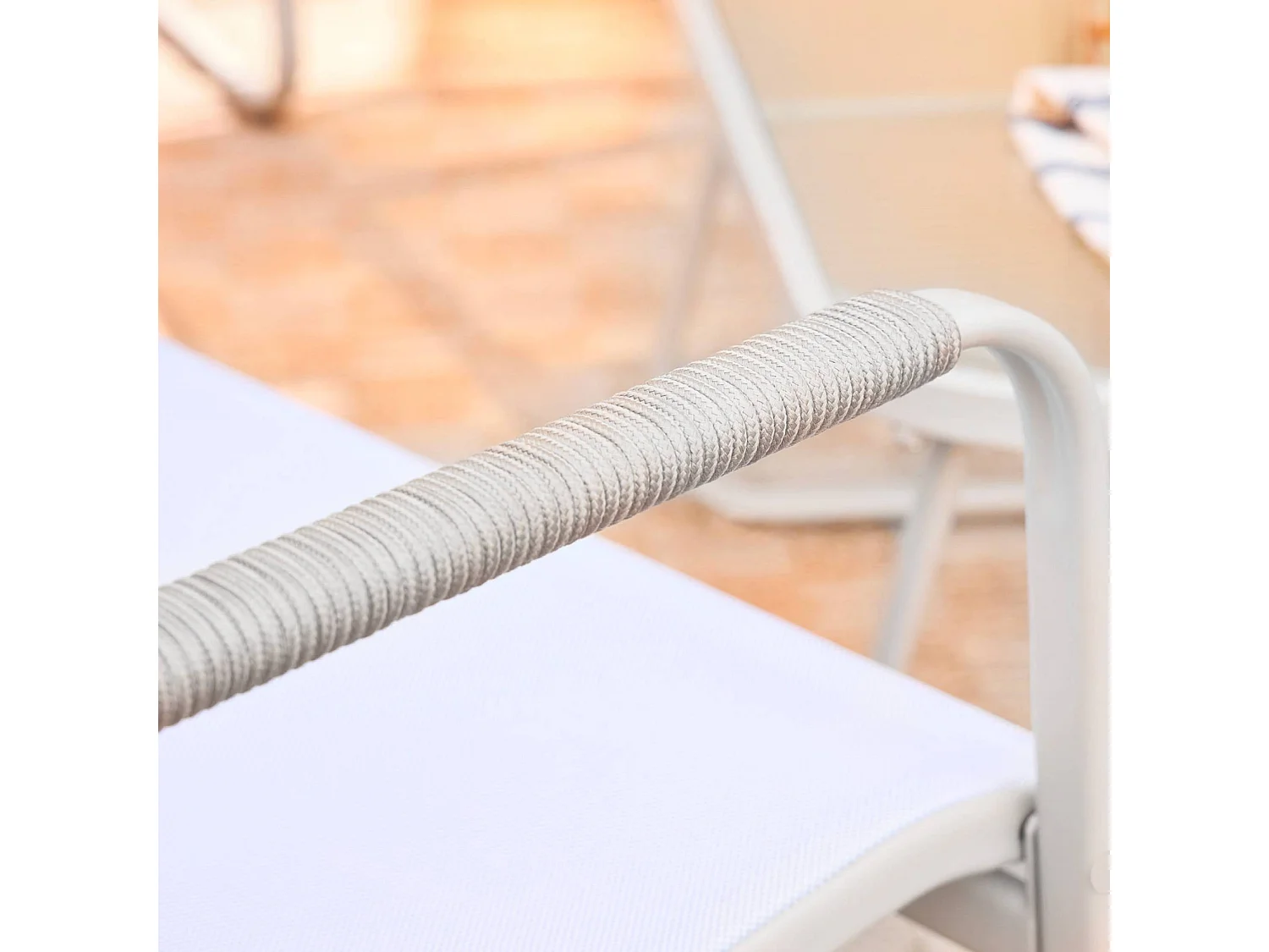 Salon de jardin blanc NOTO acier. 4 places. un canapé. une table. deux fauteuils textilene