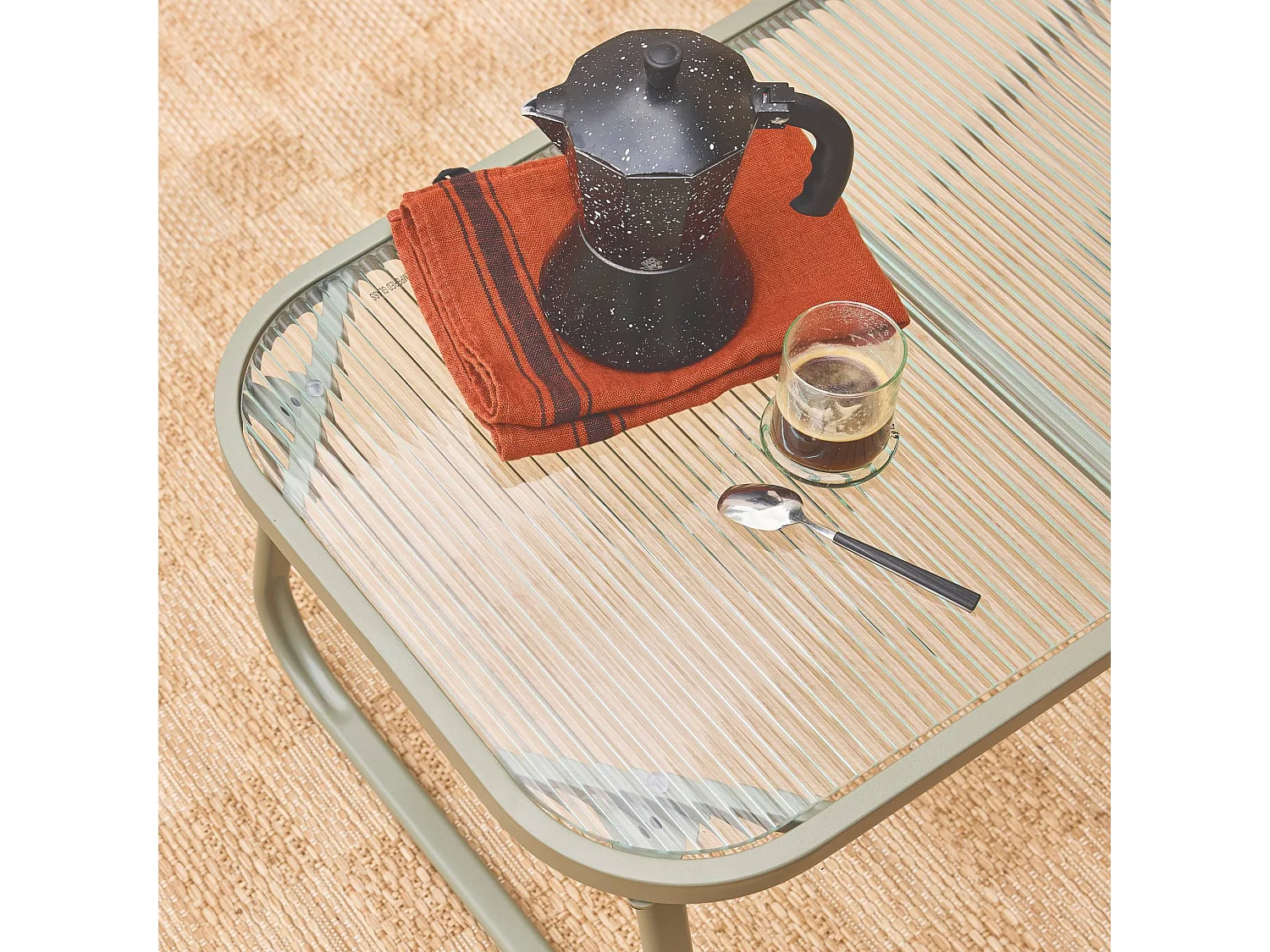 Salon de jardin kaki NOTO acier. 4 places. un canapé. une table. deux fauteuils textilene