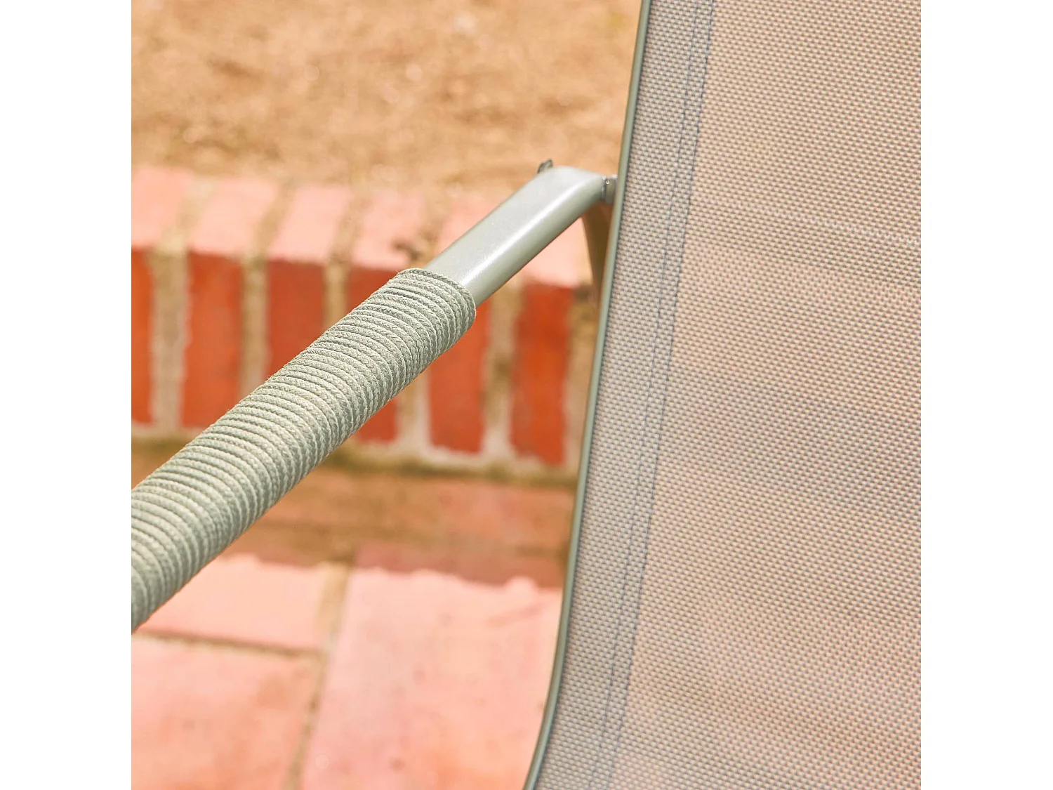 Salon de jardin kaki NOTO acier. 4 places. un canapé. une table. deux fauteuils textilene