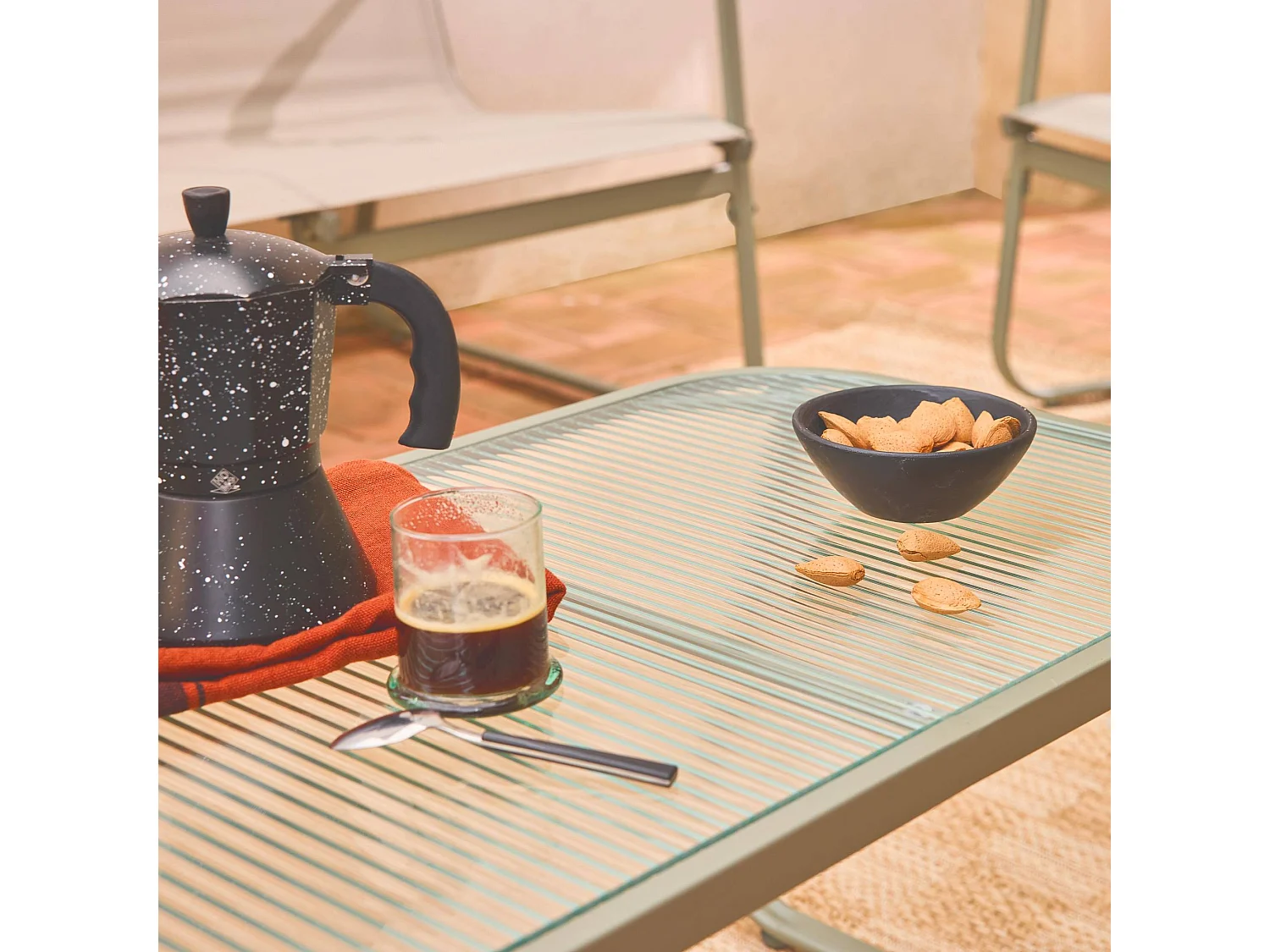 Salon de jardin kaki NOTO acier. 4 places. un canapé. une table. deux fauteuils textilene