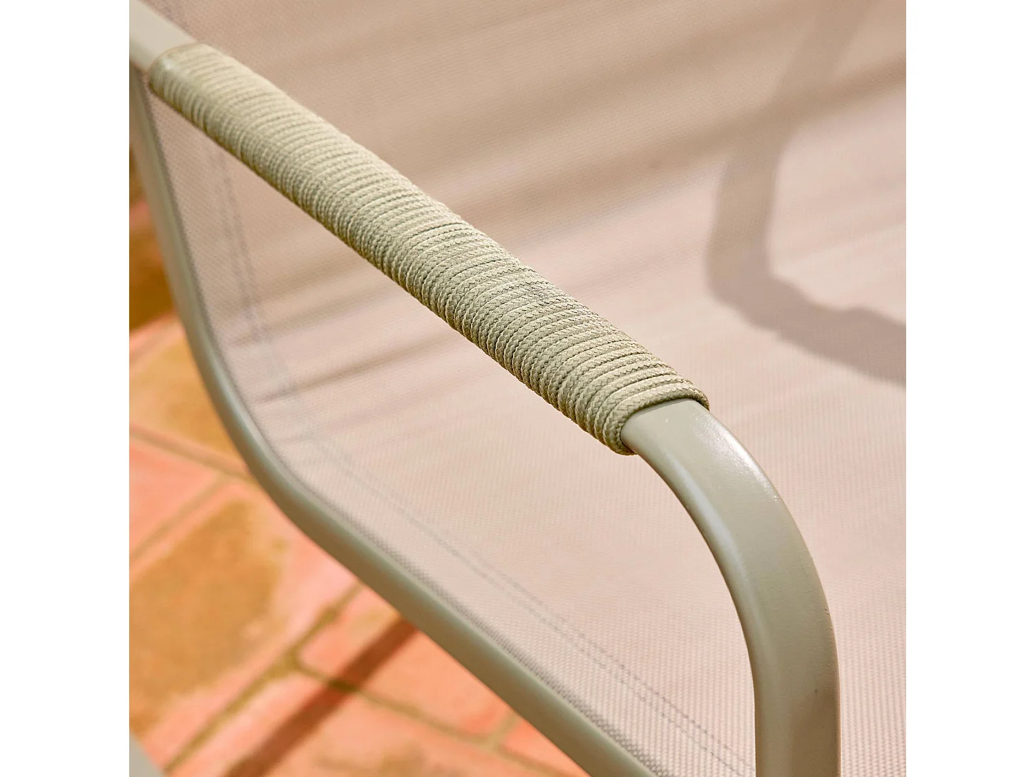 Salon de jardin kaki NOTO acier. 4 places. un canapé. une table. deux fauteuils textilene