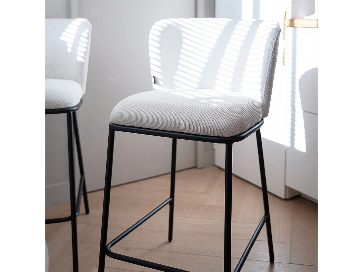 Lot de 2 tabourets de bar en velours côtelé beige, piètement noir - Toma