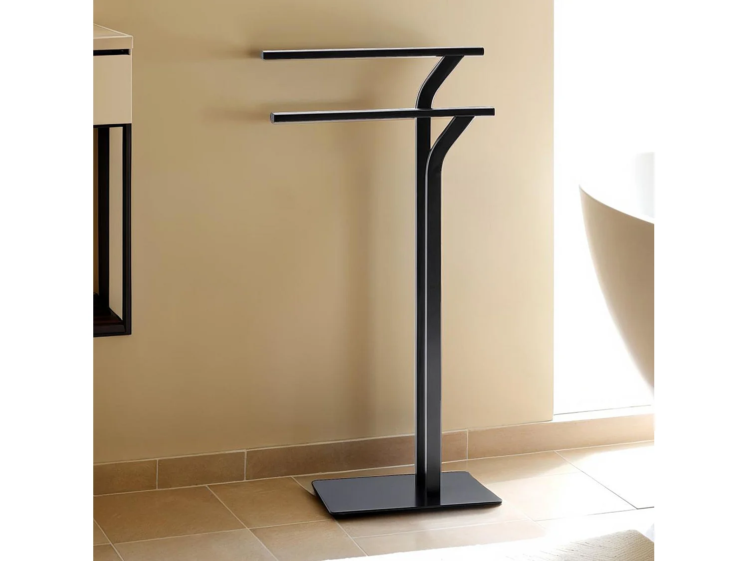 Porte-serviettes LEVIO, support à serviettes sur pied pour salle de bain en métal laqué noir