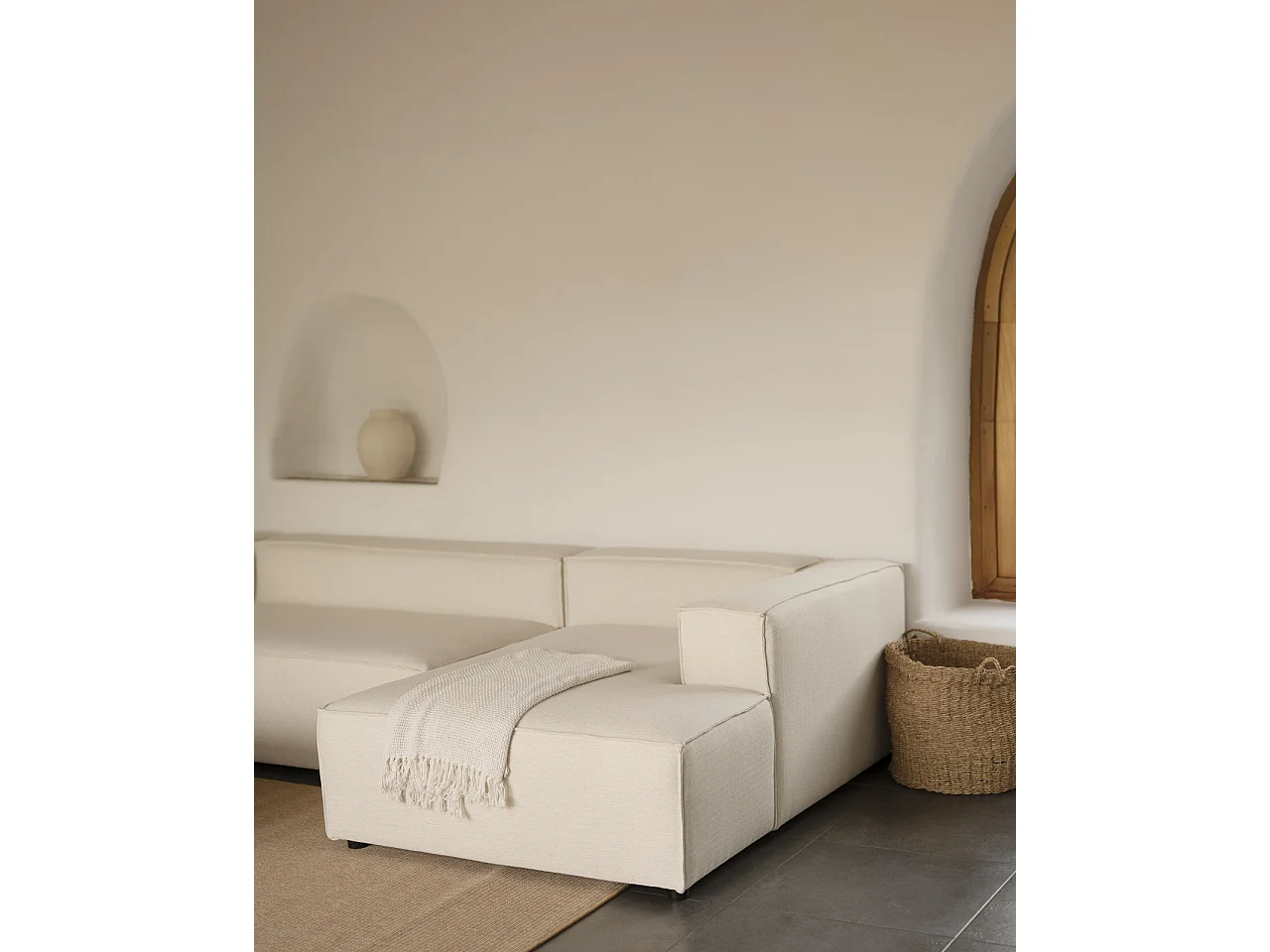 Divano 4/5 posti con chaise longue destra colore bianco roto 300x175cm