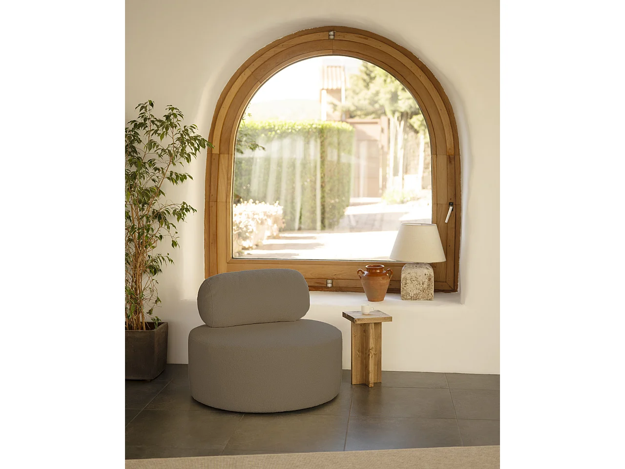 Poltrona rotonda marrone a ciondolo di 105x50cm