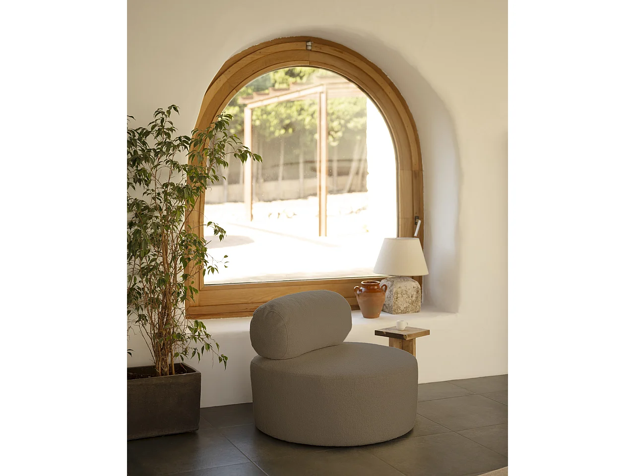 Poltrona rotonda marrone a ciondolo di 105x50cm