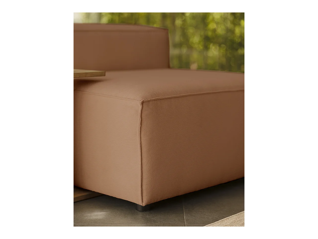 Fauteuil en velours côtelé couleur corail 110x90cm