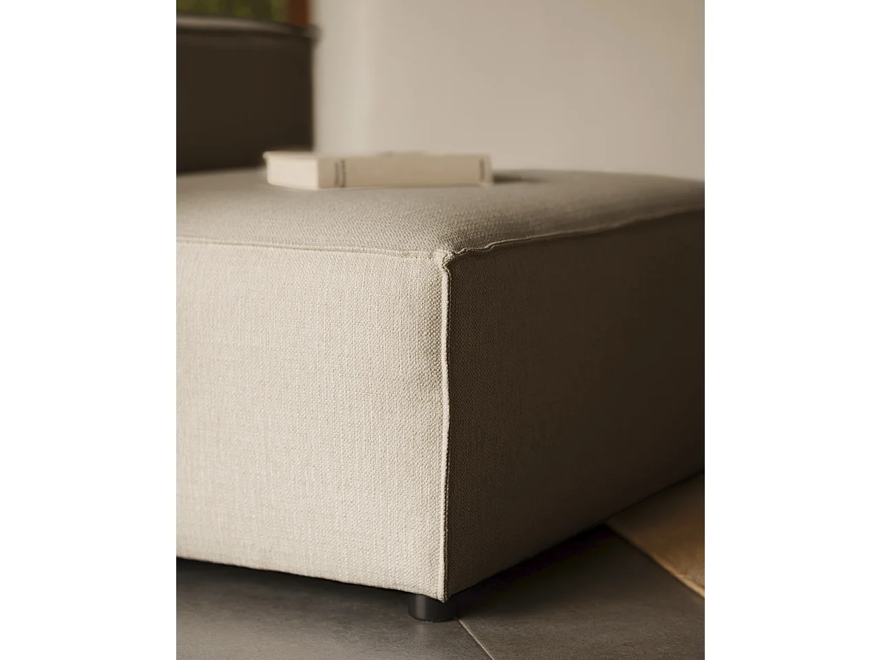 Poltrona in colore grigio chiaro 110x90cm