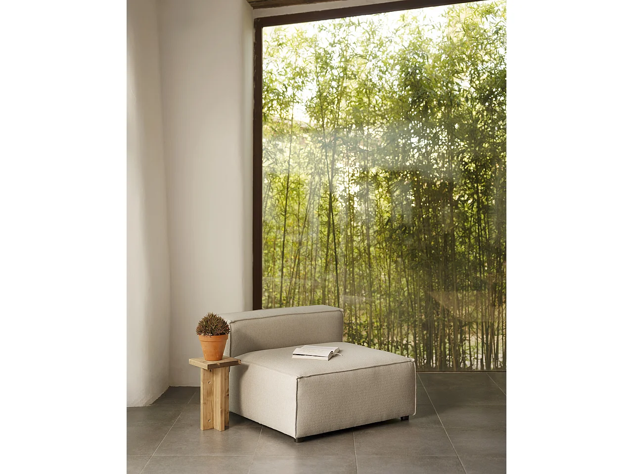 Poltrona in colore grigio chiaro 110x90cm