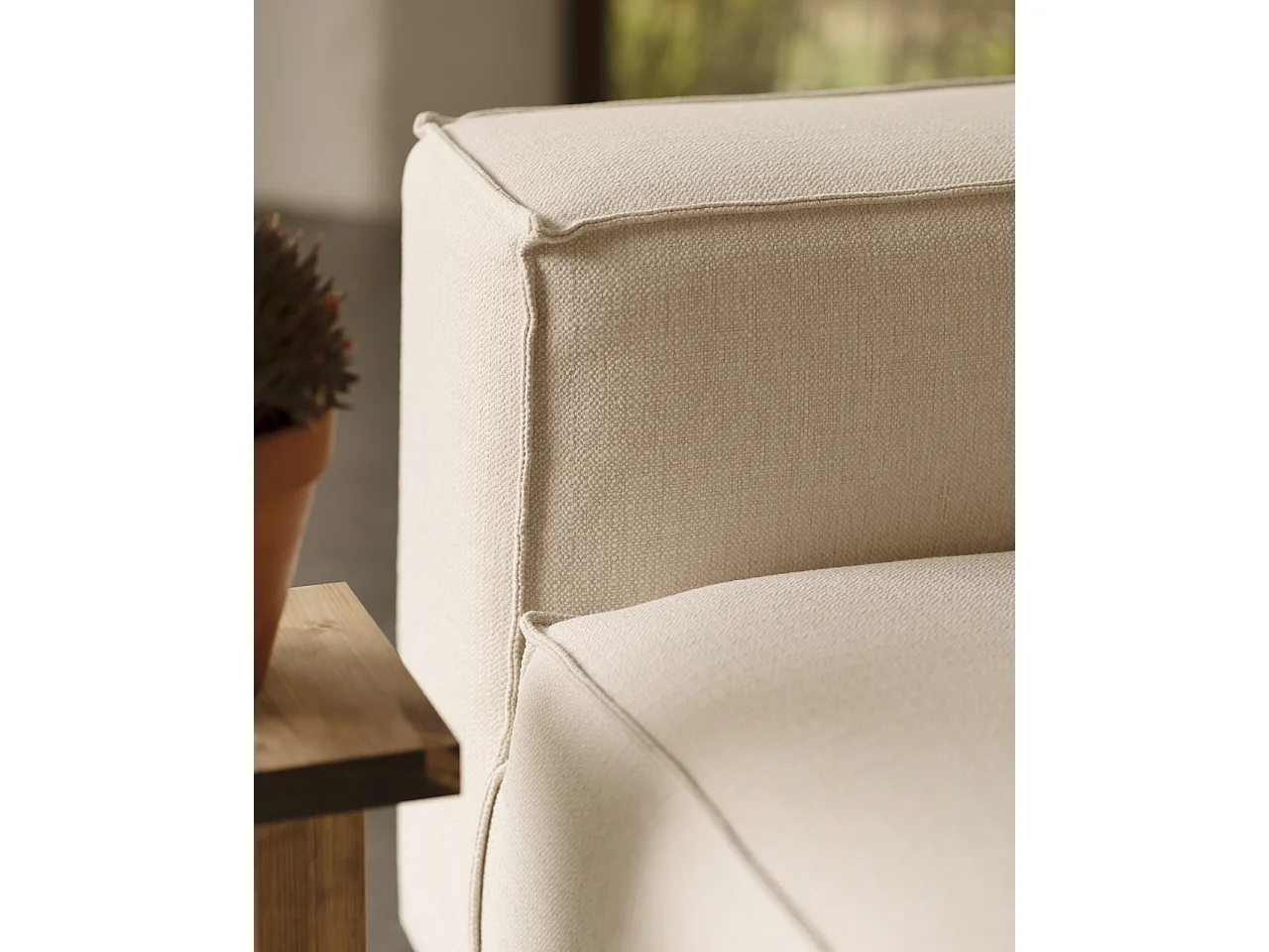 Poltrona colore bianco rotto di 110x90cm