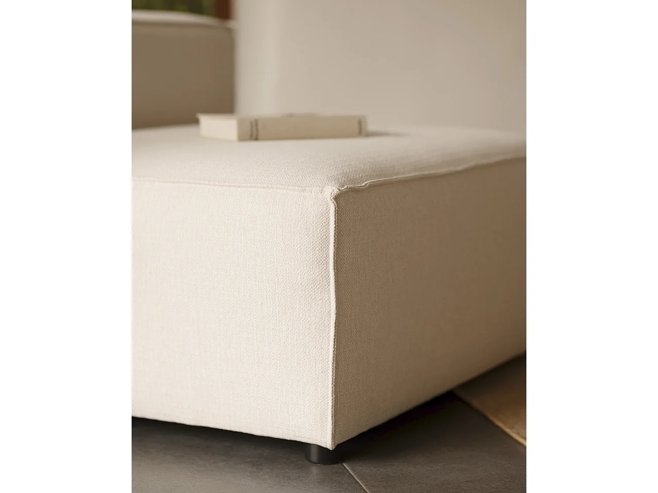 Poltrona colore bianco rotto di 110x90cm