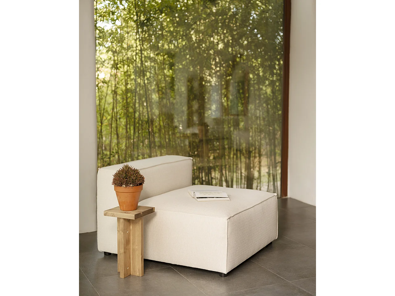 Poltrona colore bianco rotto di 110x90cm