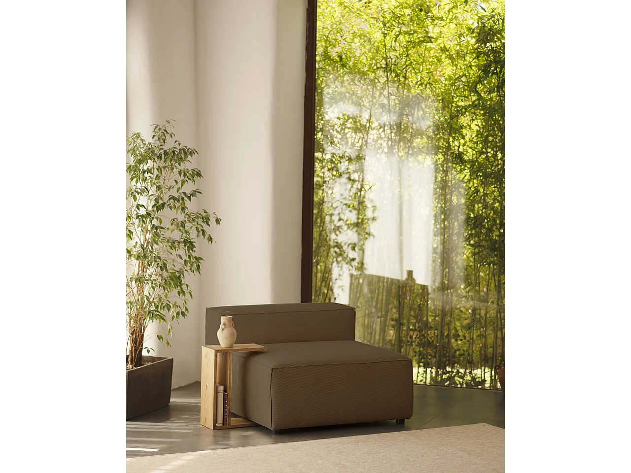 Poltrona in velluto colore marrone taupe di 110x90cm