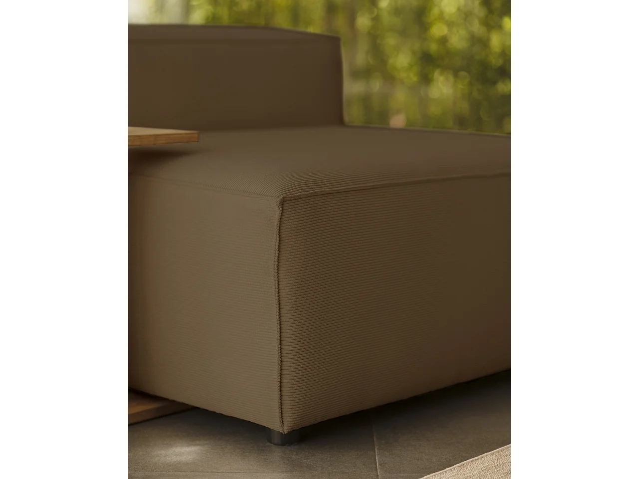 Poltrona in velluto colore marrone taupe di 110x90cm