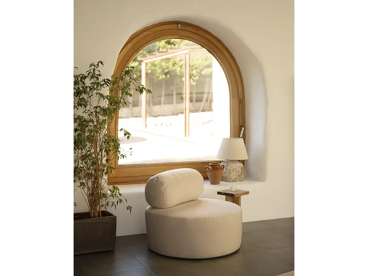 Poltrona rotonda beige a cappio di 105x50cm