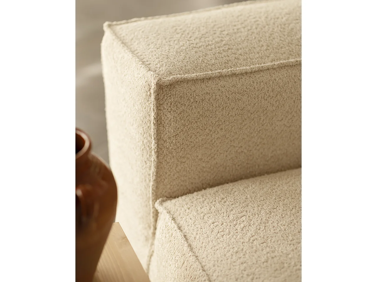 Sillón de bouclé color blanco roto 130x110cm - LOLA - DECOWOOD