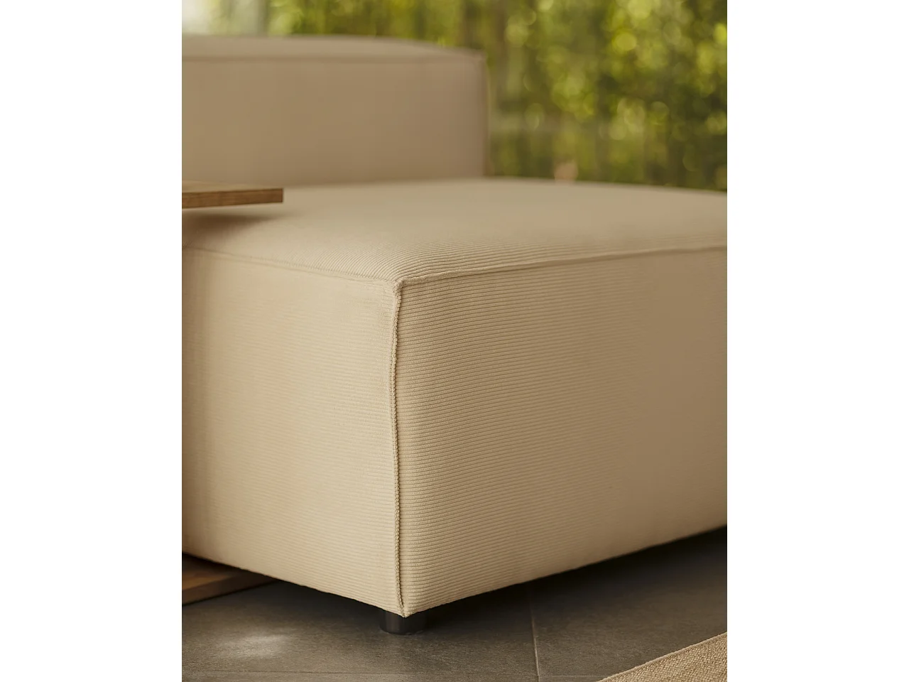 Poltrona in velluto colore beige di 110x90cm