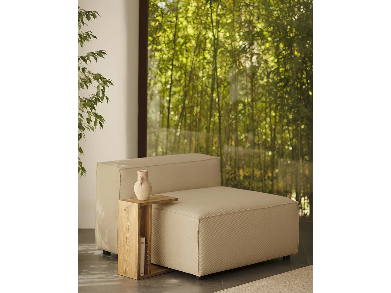 Poltrona in velluto colore beige di 110x90cm