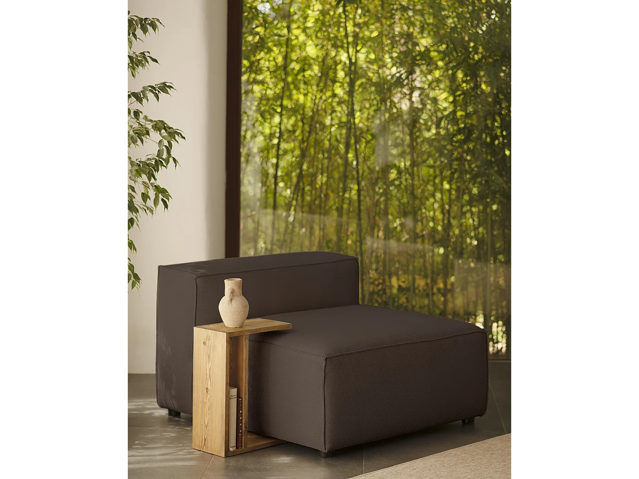 Poltrona in velluto a coste di colore grigio scuro di 110x90cm