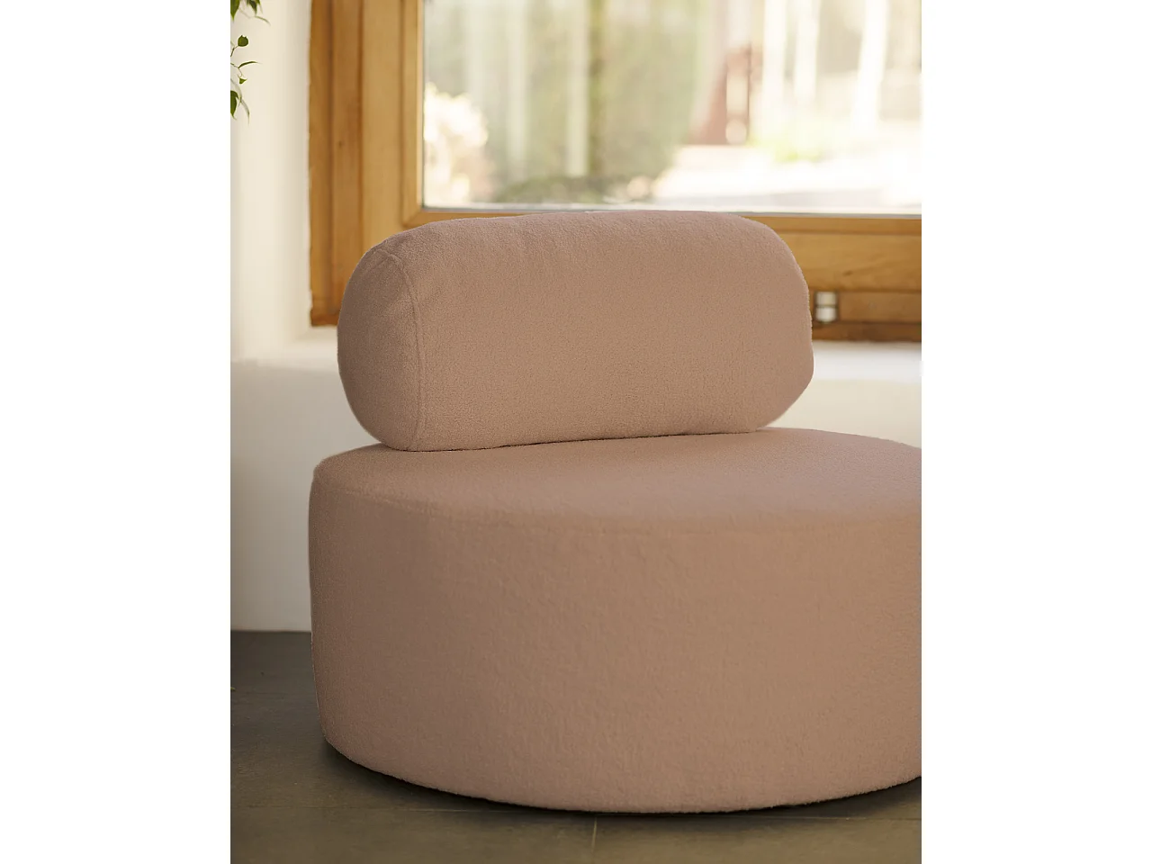 Poltrona rotonda in tessuto bouclé rosa di 105x50cm