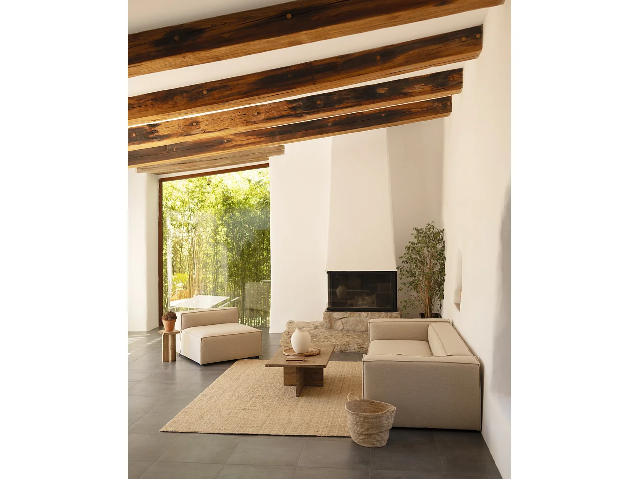 Poltrona colore marrone beige di 110x90cm